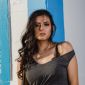 Black-haired woman in a T-shirt